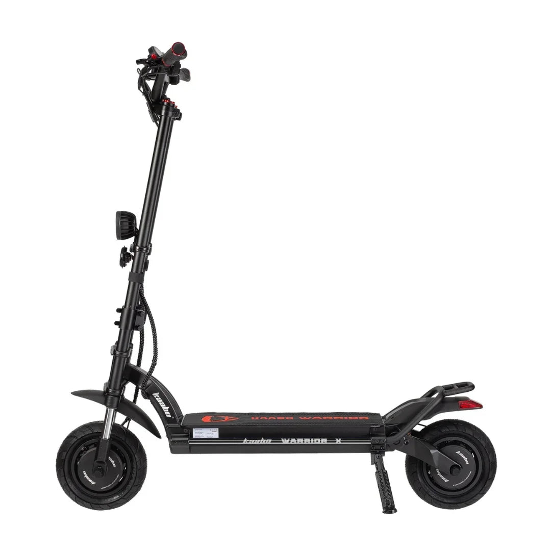 Izdelek je električni skiro, znamke Kaabo, model Warrior X Plus. Na sliki je prikazan skiro v črni barvi s poudarki v rdeči, ki ima široko platformo za stojanje, močne gume in ergonomične ročaje. Vidni so tudi krmilni elementi na vrhu, kar nakazuje na možnost prilagoditve hitrosti in zaviranja.