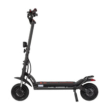 Izdelek je električni skiro, znamke Kaabo, model Warrior X Plus. Na sliki je prikazan skiro v črni barvi s poudarki v rdeči, ki ima široko platformo za stojanje, močne gume in ergonomične ročaje. Vidni so tudi krmilni elementi na vrhu, kar nakazuje na možnost prilagoditve hitrosti in zaviranja.