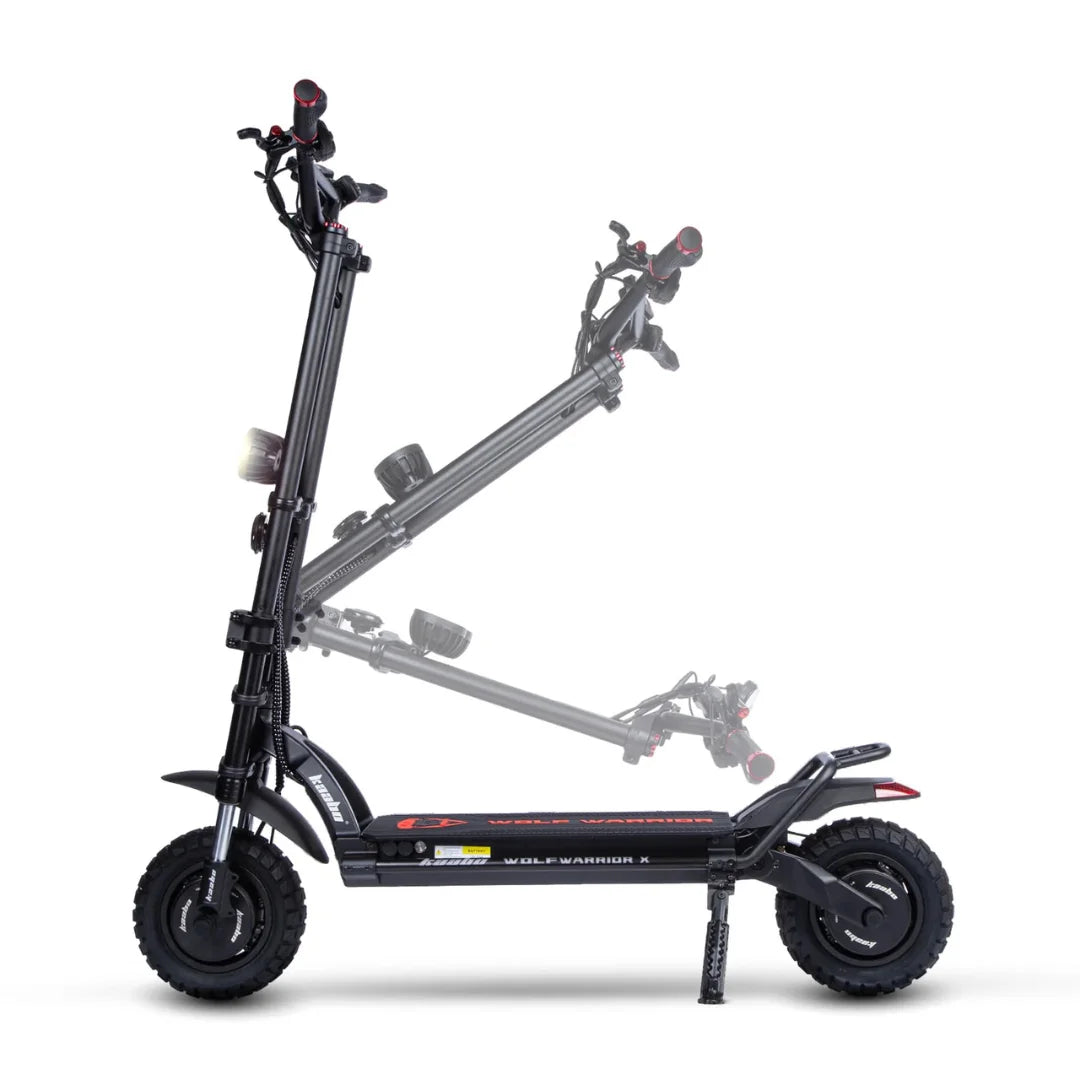 Izdelek je električni skiro, znamke Kaabo, model Wolf Warrior X Plus. Na sliki je prikazan skiro v črni barvi z rdečimi detajli. Vidna je njegova robustna konstrukcija, široka kolesa ter nastavljiv krmni del, kar omogoča prilagoditev višine. Prednji del skiroja ima tudi svetilko za boljšo vidljivost.