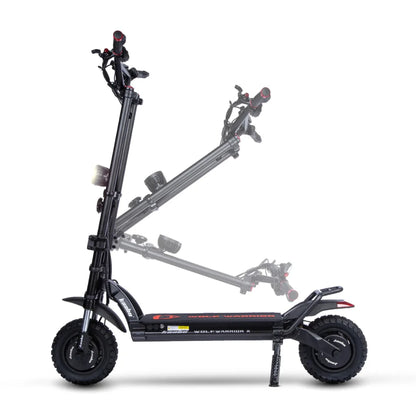 Izdelek je električni skiro, znamke Kaabo, model Wolf Warrior X Plus. Na sliki je prikazan skiro v črni barvi z rdečimi detajli. Vidna je njegova robustna konstrukcija, široka kolesa ter nastavljiv krmni del, kar omogoča prilagoditev višine. Prednji del skiroja ima tudi svetilko za boljšo vidljivost.