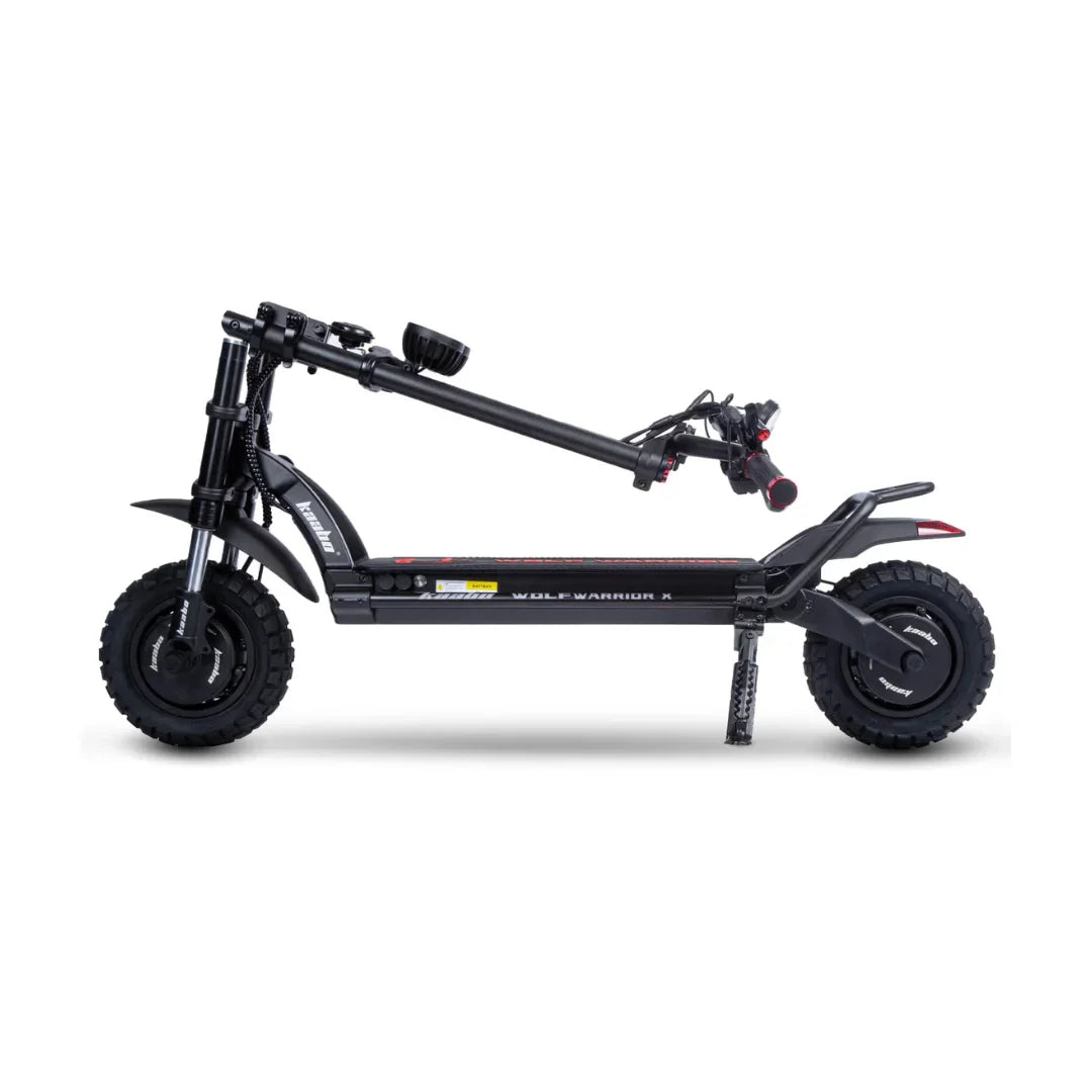 Izdelek je električni skiro, znamke Kaabo, model Wolf Warrior X Plus. Na sliki je prikazan skiro v zloženem stanju, z robustnimi pnevmatikami in močno konstrukcijo. Vidni so tudi krmilo in del platforme, kar nakazuje na njegovo namenjenost za vožnjo po raznolikih terenih.