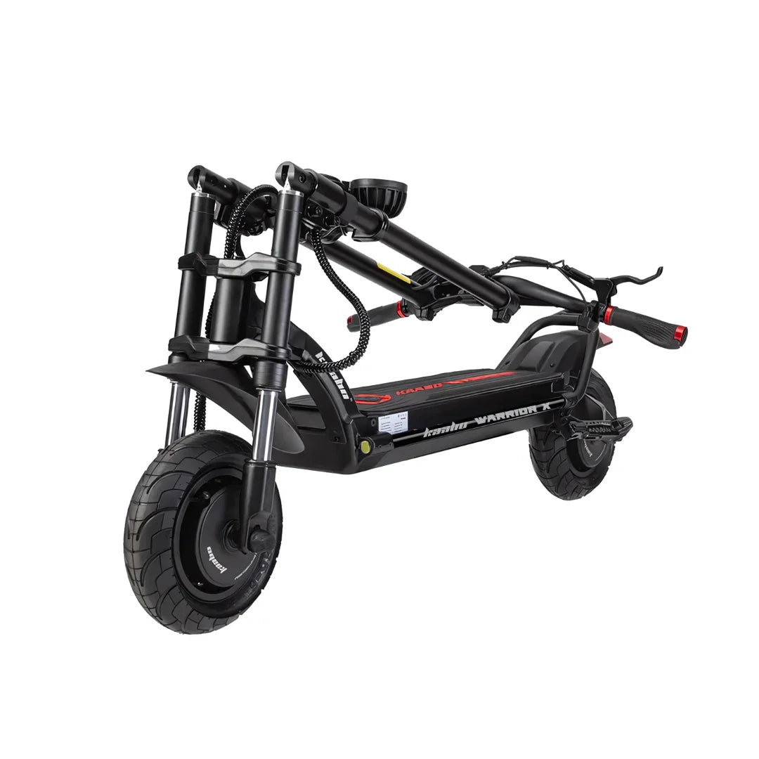 Izdelek je električni skiro, znamke Kaabo, model Wolf Warrior X Plus. Na sliki je prikazan skiro v zloženem stanju, z robustno konstrukcijo, širokimi pnevmatikami in športnim dizajnom. Vidni so tudi ročaji in delovni mehanizem, kar kaže na njegovo zmogljivost in stabilnost.