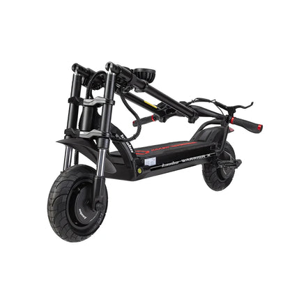 Izdelek je električni skiro, znamke Kaabo, model Wolf Warrior X Plus. Na sliki je prikazan skiro v zloženem stanju, z robustno konstrukcijo, širokimi pnevmatikami in športnim dizajnom. Vidni so tudi ročaji in delovni mehanizem, kar kaže na njegovo zmogljivost in stabilnost.