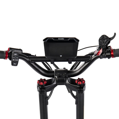 Izdelek je električni skiro, znamke Kaabo, model Wolf Warrior X Plus. Na sliki je videti krmilo skiroja z digitalnim zaslonom na sredini, ki prikazuje informacije o vožnji. Ob straneh krmila so tudi gumbi za upravljanje in ročice za zaviranje, kar omogoča enostavno in varno vožnjo.