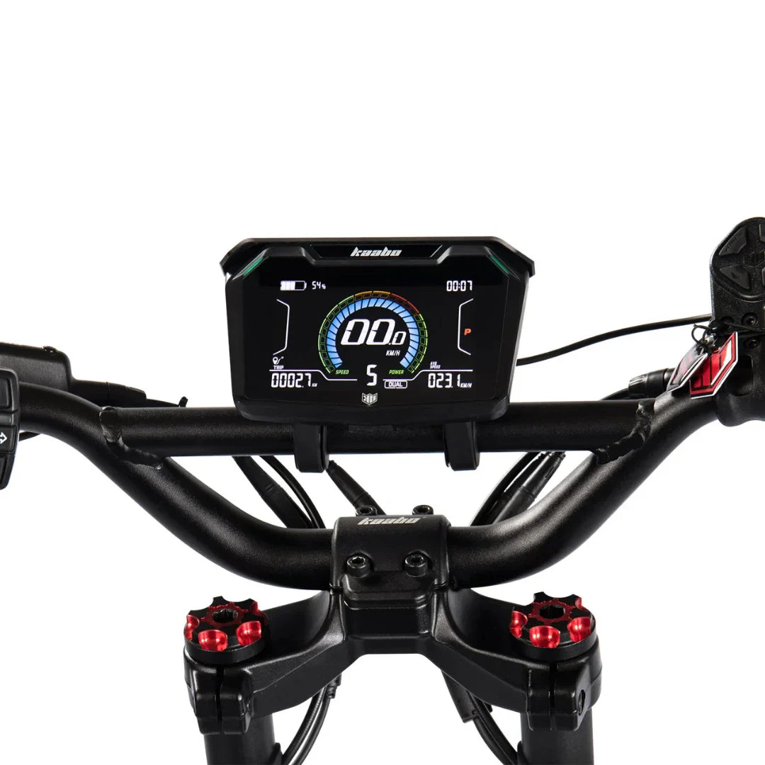 Izdelek na sliki je električni skiro, model Kaabo Wolf Warrior X Plus. Na sliki je prikazan krmni del skiroja, kjer je viden digitalni zaslon, ki prikazuje hitrost, prevoženo razdaljo in nivo baterije. Krmilo ima tudi rdeče detajle ter gumbe za upravljanje, kar kaže na športno zasnovo in funkcionalnost.