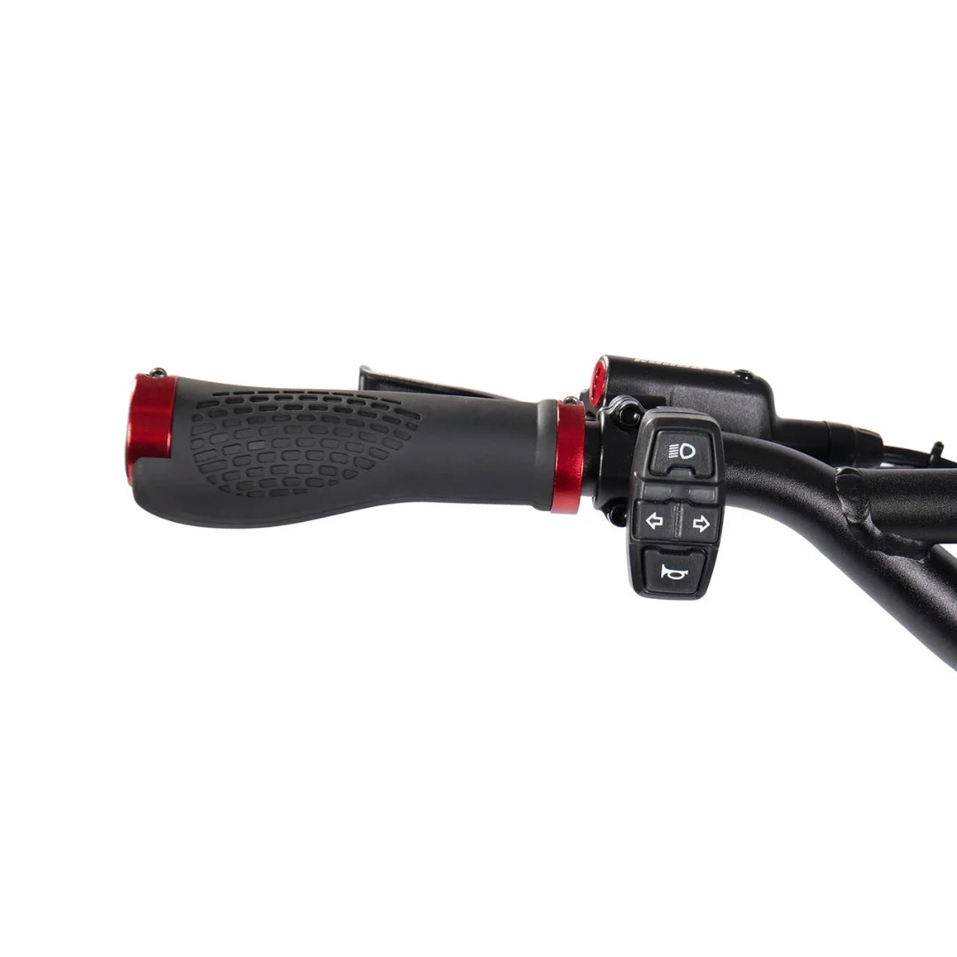 Izdelek je električni skiro, znamke Kaabo, model Wolf Warrior X Plus. Na sliki je prikazano krmilo skiroja, ki vključuje ročaj z teksturirano površino za boljši oprijem ter kontrolne gumbe za upravljanje funkcij, kot so luči in smerniki. Barvna kombinacija črne in rdeče dodaja športen videz.