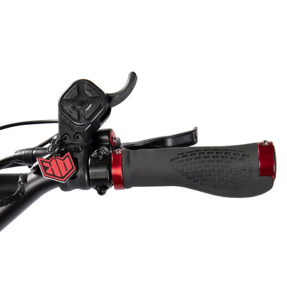 Izdelek je električni skiro, model Kaabo Wolf Warrior X Plus. Na sliki je prikazan del krmila skiroja, kjer so vidni ročaji in kontrolna enota. Ročaji so ergonomsko oblikovani za udobno držanje, medtem ko je kontrolna enota opremljena s tipkami za upravljanje funkcij skiroja. Zasnova je športna in robustna, kar nakazuje na zmogljivost in stabilnost pri vožnji.