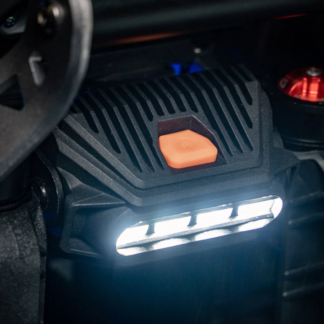 Od blizu posneto nadzorna plošča in LED luči električnega monocikla Kingsong F22 Pro.