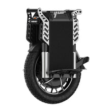 Izdelek na sliki je električni monocikel, model Kingsong F22 Pro. Na sliki je prikazan sprednji del monocikla, ki vključuje široko pnevmatiko in robustno konstrukcijo. Vidni so tudi zaščitni elementi in platforma za stopala, kar nakazuje na stabilnost in udobje med vožnjo.