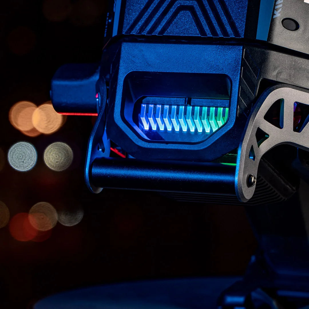 Od blizu električni monocikel Kingsong F22 Pro s pisanimi LED lučmi.