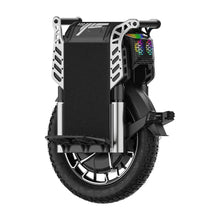 Izdelek na sliki je električni monocikel, model Kingsong F22 Pro. Vidna je robustna konstrukcija z velikim kolesom, ki je opremljeno z gumami za različne terene. Na sprednjem delu se nahaja zaslon, ki prikazuje informacije o vožnji, ter svetlobni elementi, ki dodajajo estetski videz. Monocikel je zasnovan za udobno in dinamično vožnjo.