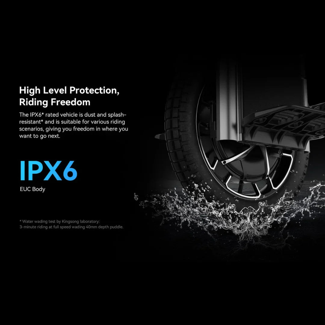 Izdelek na sliki je električni monocikel, model Kingsong F22 Pro. Na sliki je prikazan del monocikla, vključno z zadnjim kolesom, ki se nahaja v vodi, kar poudarja njegovo odpornost na vodo in prah (IPX6). Izdelek je zasnovan za različne scenarije vožnje, kar uporabnikom omogoča svobodo pri izbiri poti.