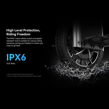 Izdelek na sliki je električni monocikel, model Kingsong F22 Pro. Na sliki je prikazan del monocikla, vključno z zadnjim kolesom, ki se nahaja v vodi, kar poudarja njegovo odpornost na vodo in prah (IPX6). Izdelek je zasnovan za različne scenarije vožnje, kar uporabnikom omogoča svobodo pri izbiri poti.