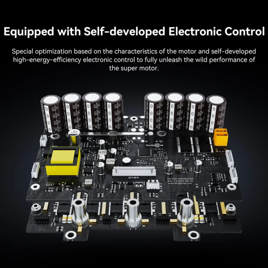 Izdelek je električni monocikel, model Kingsong F22 Pro. Na sliki je prikazana elektronska vezja, ki vključuje različne komponente, kot so kondenzatorji in stikala, kar nakazuje na napredno elektronsko upravljanje motorja. Ta tehnologija omogoča optimizacijo delovanja in povečanje učinkovitosti motorja.