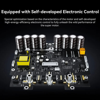 Izdelek je električni monocikel, model Kingsong F22 Pro. Na sliki je prikazana elektronska vezja, ki vključuje različne komponente, kot so kondenzatorji in stikala, kar nakazuje na napredno elektronsko upravljanje motorja. Ta tehnologija omogoča optimizacijo delovanja in povečanje učinkovitosti motorja.