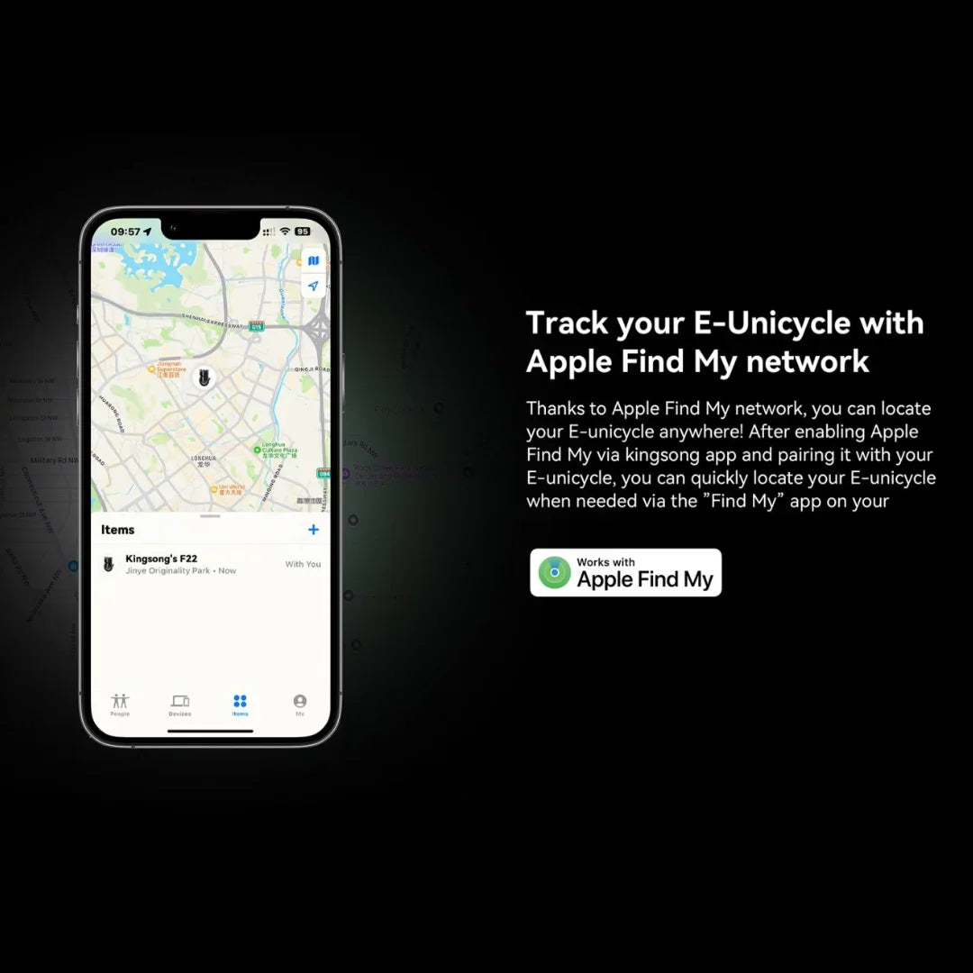 Izdelek na sliki je električni monocikel, model KingSong F22 Pro. Na sliki je prikazan mobilni telefon, ki prikazuje aplikacijo za sledenje, kjer je mogoče videti lokacijo monocikla. Aplikacija omogoča uporabnikom, da hitro najdejo svoj električni monocikel preko omrežja Apple Find My.