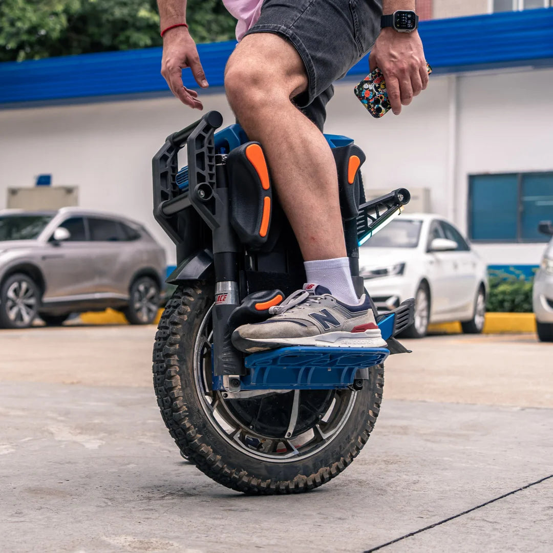 Oseba se vozi z električnim monociklom Kingsong F22 Pro po tlakovani površini.
