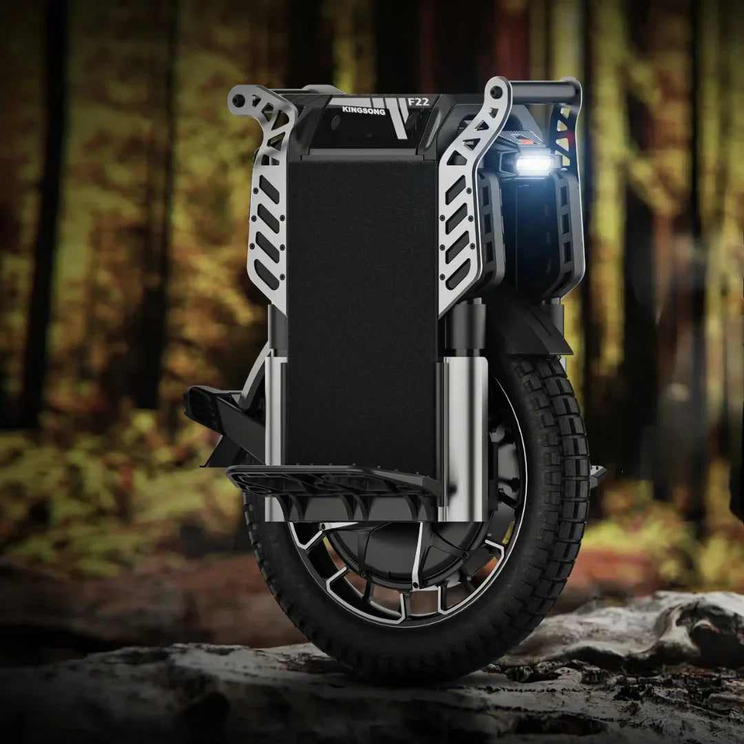 Izdelek na sliki je električni monocikel, model Kingsong F22 Pro. Na sliki je prikazan monocikel s sodobnim dizajnom, ki vključuje široko pnevmatiko in robustno ogrodje. Vidna je tudi sprednja lučka, kar nakazuje na možnost vožnje v slabših svetlobnih pogojih. Ozadje slike prikazuje gozdno okolje, kar daje občutek avanture in narave.