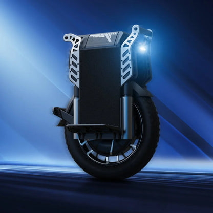 Izdelek na sliki je električni monocikel, model Kingsong F22 Pro. Na sliki je prikazan monocikel s sodobnim dizajnom, ki vključuje robustno kolo in svetlobne elemente. Opremljen je z zaščitnimi stranskimi elementi ter platformo za stopala, kar omogoča udobno vožnjo. Ozadje je dinamično in moderno, kar poudarja tehnologijo in inovativnost izdelka.