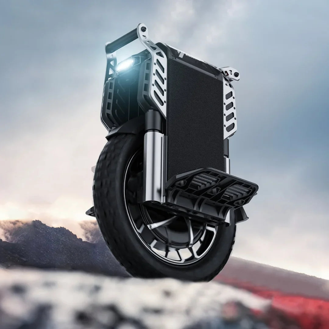 Izdelek na sliki je električni monocikel, model Kingsong F22 Pro. Na sliki je prikazan monocikel v dinamičnem okolju, z močnim kolesom in robustno konstrukcijo. Vidna je tudi svetilka na sprednjem delu, kar nakazuje na njegovo uporabnost v različnih svetlobnih pogojih. Oblika in materiali dajejo občutek sodobne tehnologije in vzdržljivosti.