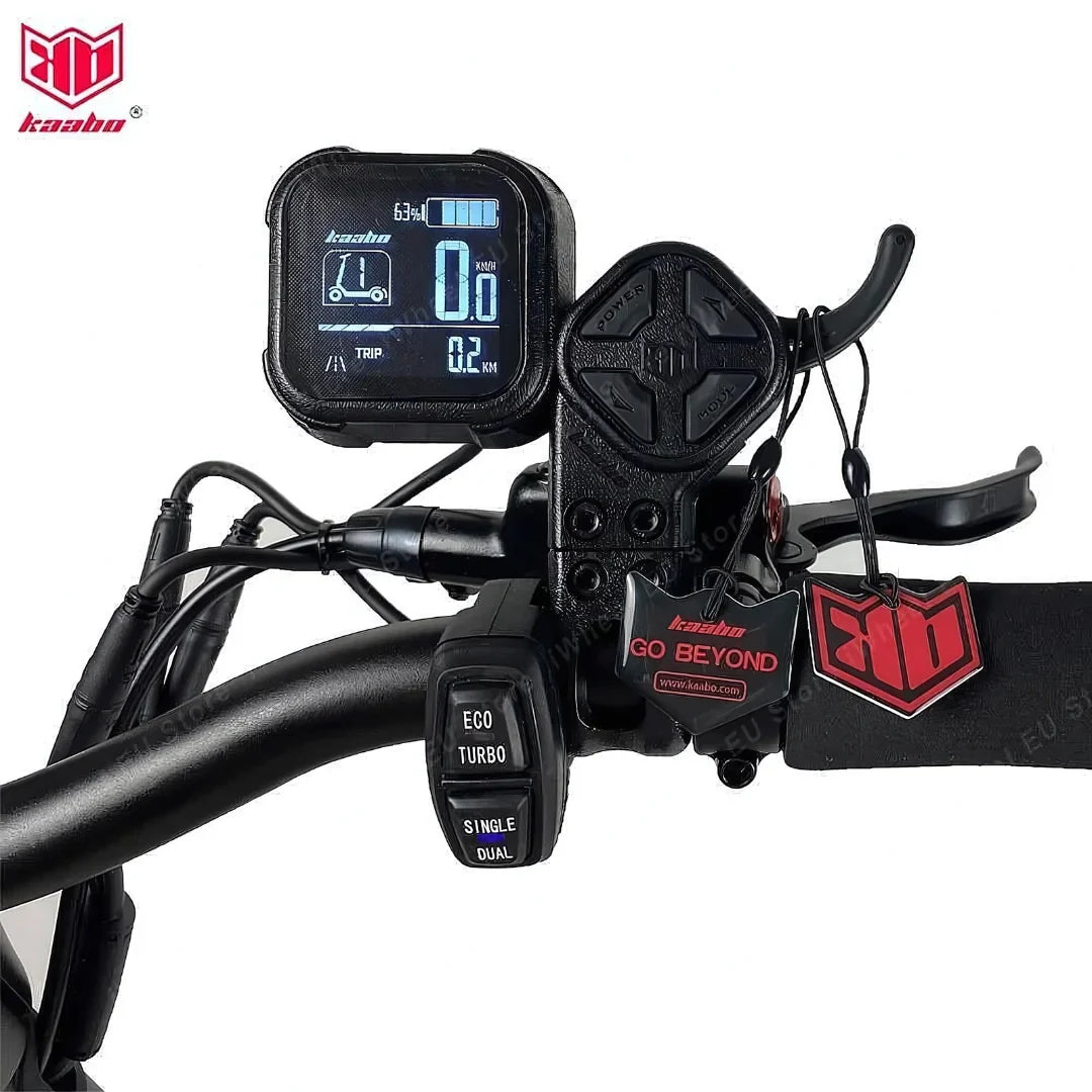 Izdelek je električni skiro, znamke Kaabo, model Mantis 10 Plus. Na sliki je prikazan del krmila, kjer so vidni digitalni zaslon in gumbi za upravljanje. Zaslon prikazuje hitrost, prevoženo razdaljo in stanje baterije, medtem ko gumbi omogočajo izbiro med različnimi načini vožnje, kot sta ECO in TURBO.