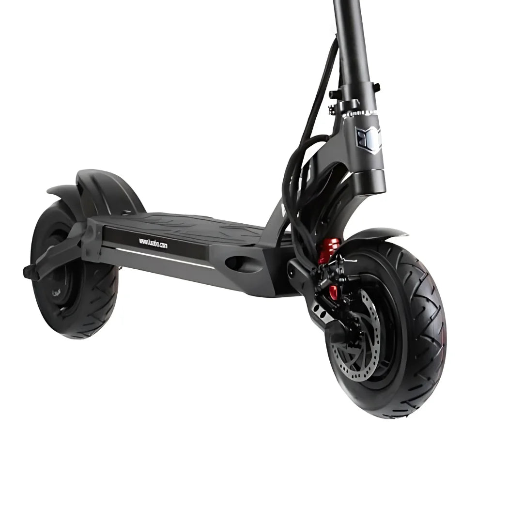 Na sliki je električni skiro znamke Kaabo, model Mantis 10 Plus. Vidna je sprednja stran skiroja, ki vključuje široka kolesa z gumami za boljšo stabilnost in oprijem. Prav tako so prikazani zavore in del okvirja, ki je zasnovan za udobno vožnjo. Barva skiroja je temno siva, kar mu daje sodoben videz.