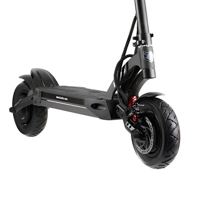 Na sliki je električni skiro znamke Kaabo, model Mantis 10 Plus. Vidna je sprednja stran skiroja, ki vključuje široka kolesa z gumami za boljšo stabilnost in oprijem. Prav tako so prikazani zavore in del okvirja, ki je zasnovan za udobno vožnjo. Barva skiroja je temno siva, kar mu daje sodoben videz.