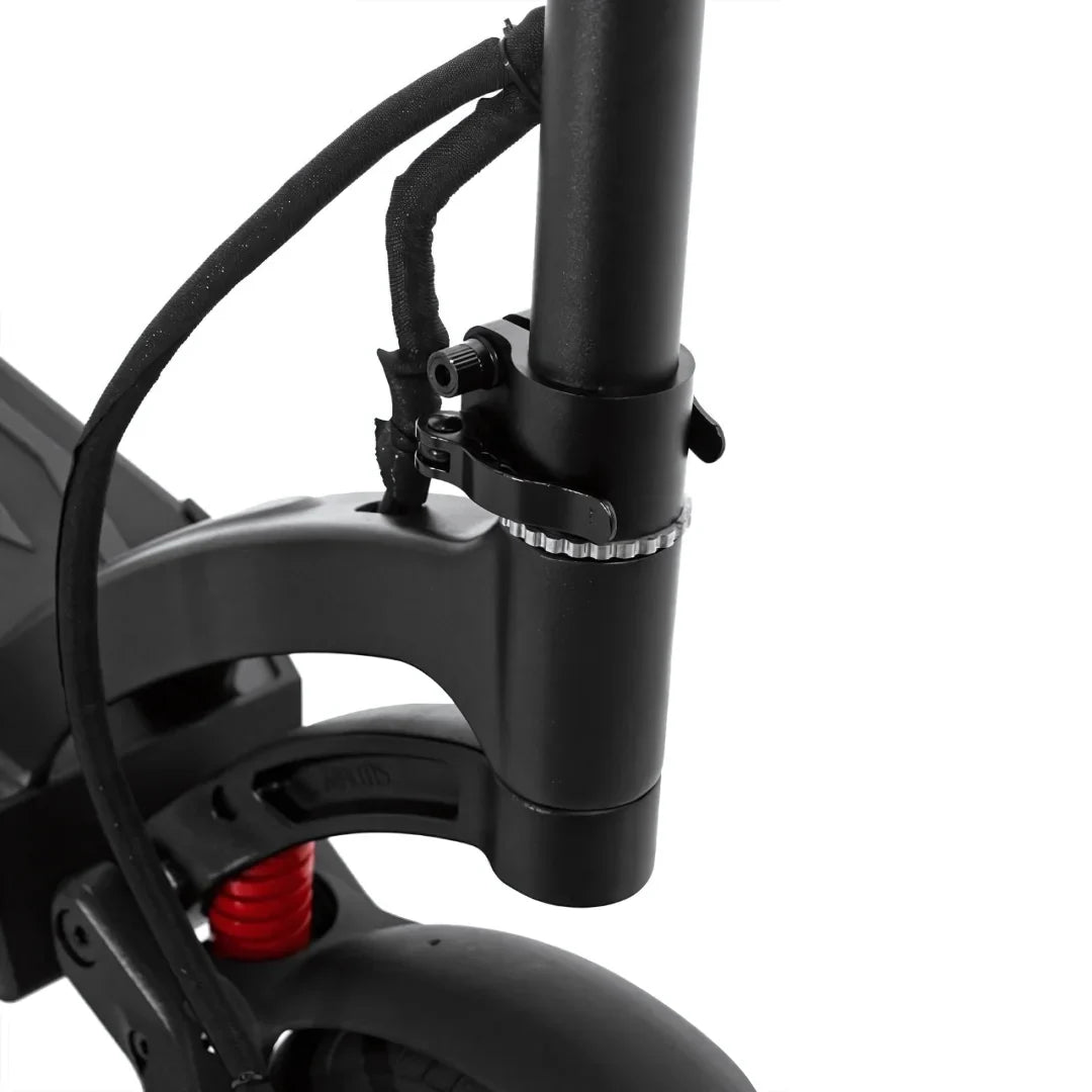 Izdelek na sliki je električni skiro, model Kaabo Mantis 10 Plus. Vidna je konstrukcija skiroja, vključno s sistemom za zategovanje, ki drži krmilo, ter delom vzmetenja, ki je označen z rdečo barvo. Na sliki so tudi deli kolesa in okvir, kar nakazuje na robustno zasnovo, primerna za vožnjo po različnih terenih.