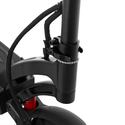 Izdelek na sliki je električni skiro, model Kaabo Mantis 10 Plus. Vidna je konstrukcija skiroja, vključno s sistemom za zategovanje, ki drži krmilo, ter delom vzmetenja, ki je označen z rdečo barvo. Na sliki so tudi deli kolesa in okvir, kar nakazuje na robustno zasnovo, primerna za vožnjo po različnih terenih.