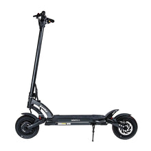 Izdelek je električni skiro, znamke Kaabo, model Mantis 10 Plus. Na sliki je prikazan skiro v črni barvi, s širokim podnožjem in robustnim dizajnom. Vidni so tudi veliki kolesi, kar nakazuje na dobro stabilnost in udobje med vožnjo. Upravljalne ročice so opremljene z različnimi kontrolami, kar omogoča enostavno upravljanje.