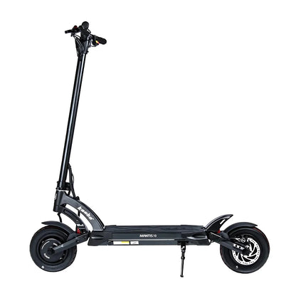 Izdelek je električni skiro, znamke Kaabo, model Mantis 10 Plus. Na sliki je prikazan skiro v črni barvi, s širokim podnožjem in robustnim dizajnom. Vidni so tudi veliki kolesi, kar nakazuje na dobro stabilnost in udobje med vožnjo. Upravljalne ročice so opremljene z različnimi kontrolami, kar omogoča enostavno upravljanje.