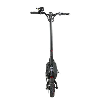 Izdelek je električni skiro, znamke Kaabo, model Mantis 10 Plus. Na sliki je prikazan sprednji del skiroja, ki vključuje krmilo, ročice za upravljanje in sprednje kolo. Barva skiroja je temna, material pa deluje robustno, kar nakazuje na dobro vzdržljivost. Na krmilu je vidna tudi lučka, kar je značilno za električne skiroje.