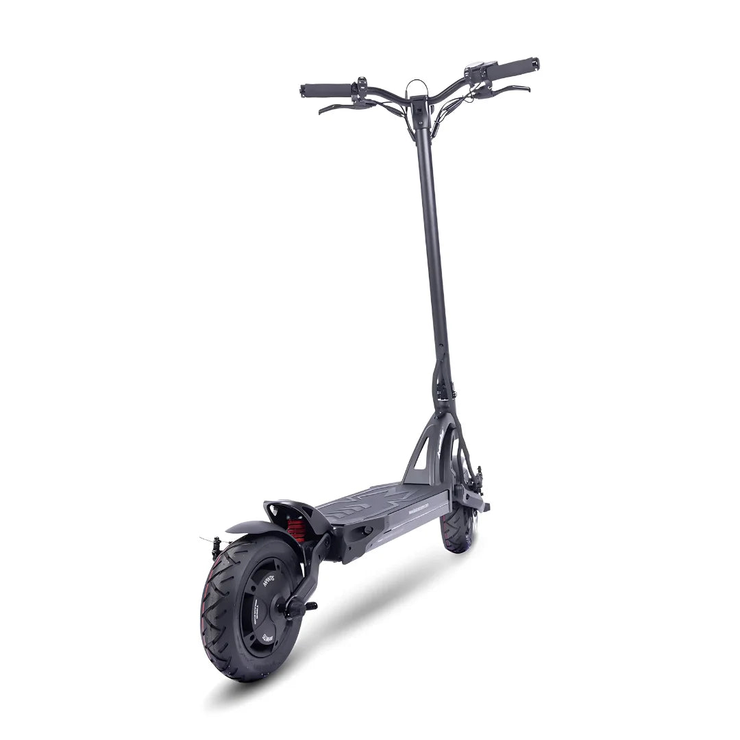 Izdelek je električni skiro, znamke Kaabo, model Mantis 10 Plus. Na sliki je prikazan skiro v črni barvi, z ergonomskimi ročaji, široko platformo za stojanje in robustnimi pnevmatikami, kar kaže na njegovo zmogljivost in stabilnost pri vožnji.