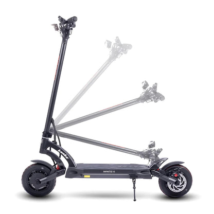 Izdelek je električni skiro, znamke Kaabo, model Mantis 10 Plus. Na sliki je prikazan skiro v stranski perspektivi, ki prikazuje njegov eleganten dizajn in robustno konstrukcijo. Vidna je tudi možnost zlaganja, kar omogoča enostavno prenašanje in shranjevanje. Na sprednjem delu so nameščeni krmili in luči, kar dodatno poudarja funkcionalnost in varnost pri vožnji.