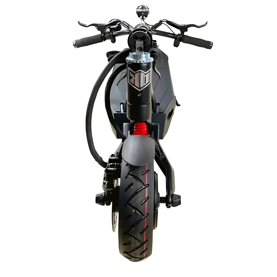 Izdelek je električni skiro, znamke Kaabo, model Mantis 10 Plus. Na sliki je prikazan sprednji del skiroja, ki vključuje krmilo, amortizer in široko zadnje kolo z izrazitim profilom. Barva skiroja je črna, z rdečimi detajli na amortizerju, kar daje športen videz.