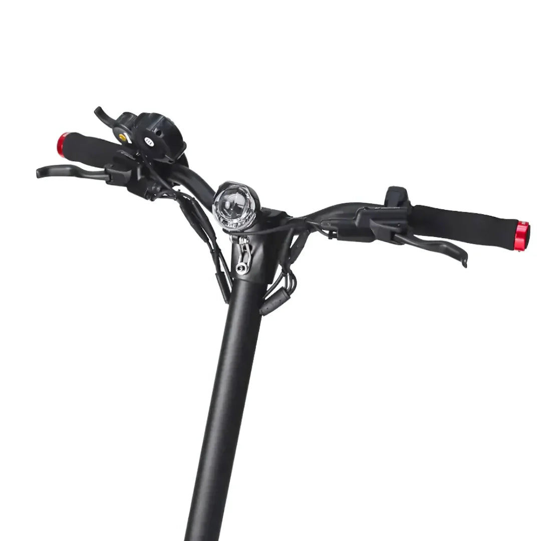 Izdelek je električni skiro, znamke Kaabo, model Mantis 10 Plus. Na sliki so vidni krmili skiroja z ročaji, lučka na sprednjem delu ter različni kontrolni elementi, ki omogočajo upravljanje vozila. Barvna kombinacija je pretežno črna, kar daje skiroju moderen videz.