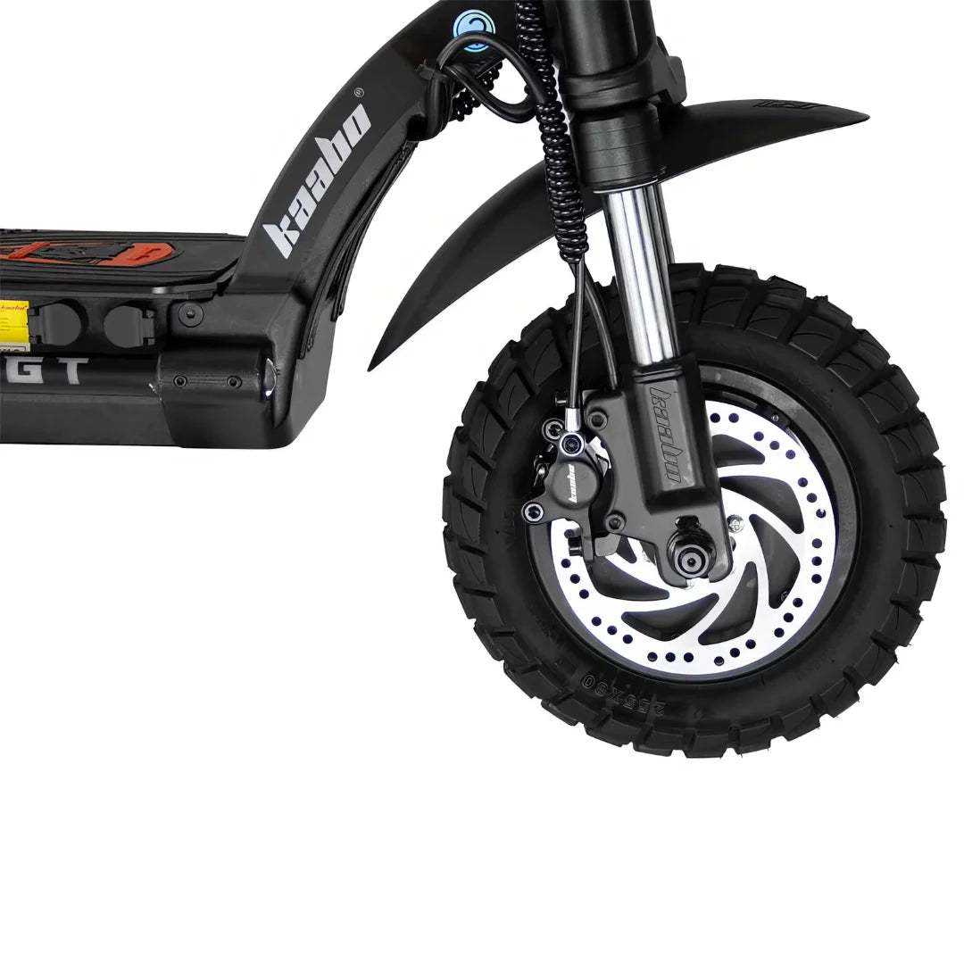 Od blizu sprednje kolo in vzmetenje električnega skiroja Kaabo Wolf Warrior X GT.