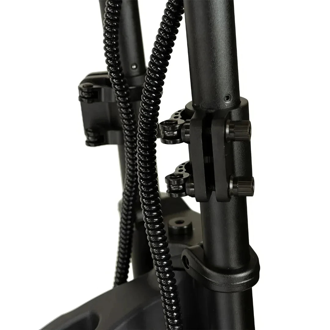 Izdelek na sliki je električni skiro, model Kaabo Wolf Warrior X GT. Na sliki so vidni detajli okvirja skiroja, vključno z različnimi povezavami in kabli, ki so skrbno urejeni. Barva je pretežno črna, kar daje izdelku robusten in športen videz.