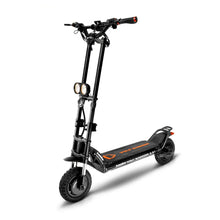 Izdelek na sliki je električni skiro, znamke Kaabo, model Wolf Warrior X GT. Na sliki je vidna robustna konstrukcija skiroja, z visokimi krmili in širokimi pnevmatikami, kar nakazuje na njegovo zmogljivost in stabilnost. Opremljen je z dvema merilnima instrumentoma na krmilu ter svetili za boljšo vidljivost. Celoten dizajn je v črni barvi z oranžnimi detajli.