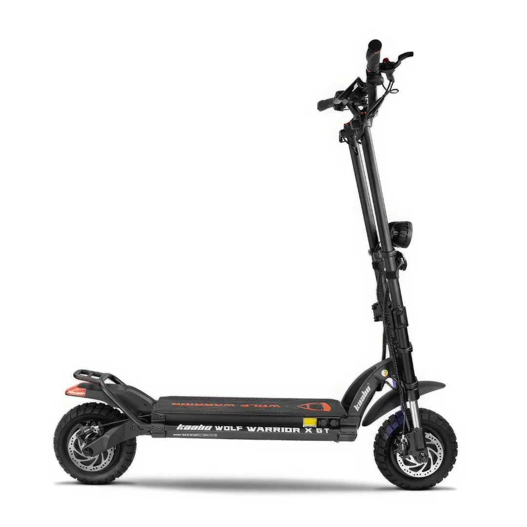 Izdelek na sliki je električni skiro, znamke Kaabo, model Wolf Warrior X GT. Na sliki je prikazan skiro v profilu, ki ima robustno konstrukcijo, široko platformo za stojanje in velike pnevmatike, kar kaže na njegovo primernost za vožnjo po različnih terenih. Ročaji so opremljeni z zavorami in dodatnimi funkcijami, kar zagotavlja udobno in varno vožnjo.