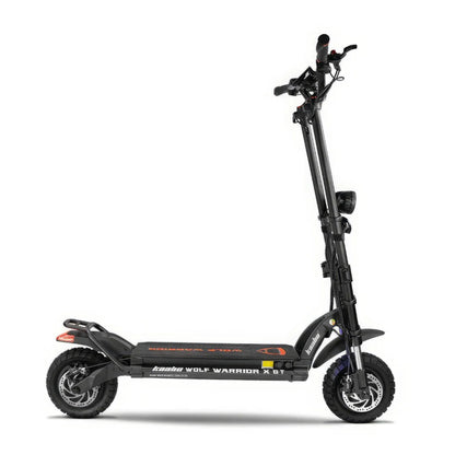 Izdelek na sliki je električni skiro, znamke Kaabo, model Wolf Warrior X GT. Na sliki je prikazan skiro v profilu, ki ima robustno konstrukcijo, široko platformo za stojanje in velike pnevmatike, kar kaže na njegovo primernost za vožnjo po različnih terenih. Ročaji so opremljeni z zavorami in dodatnimi funkcijami, kar zagotavlja udobno in varno vožnjo.