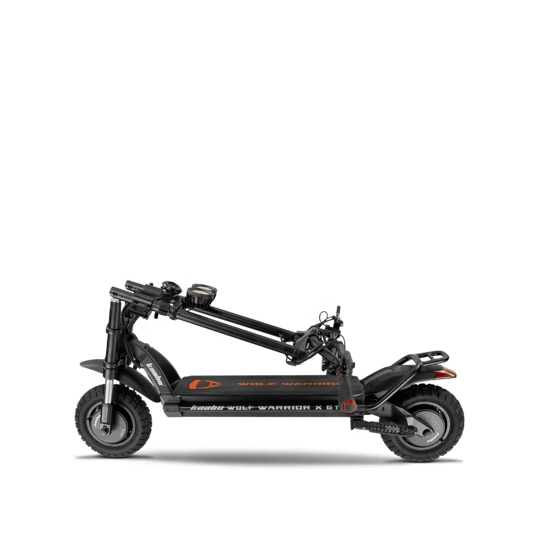 Na sliki je električni skiro, model Kaabo Wolf Warrior X GT. Izdelek je prikazan v zloženem stanju, kar omogoča enostavno shranjevanje in prenašanje. Vidni so robustni kolesi, močna konstrukcija ter upravljalni del s krmilom, kar nakazuje na njegovo zmogljivost in primernost za različne terene.