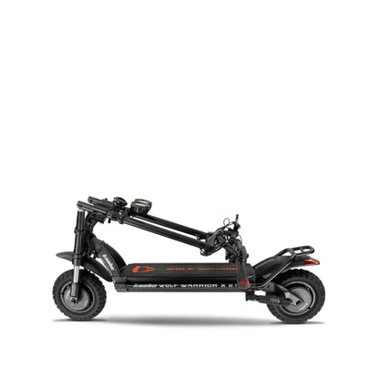 Na sliki je električni skiro, model Kaabo Wolf Warrior X GT. Izdelek je prikazan v zloženem stanju, kar omogoča enostavno shranjevanje in prenašanje. Vidni so robustni kolesi, močna konstrukcija ter upravljalni del s krmilom, kar nakazuje na njegovo zmogljivost in primernost za različne terene.