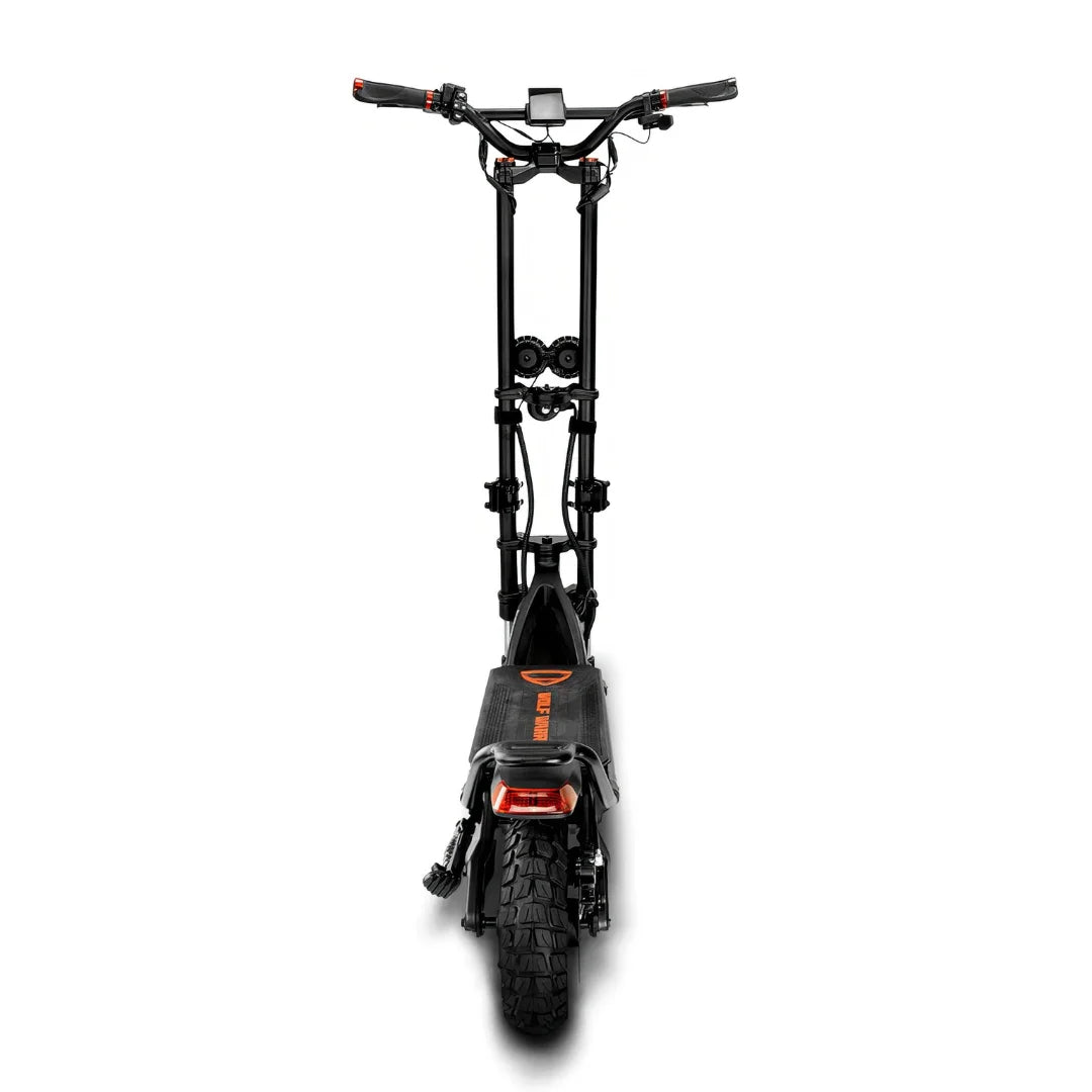 Izdelek na sliki je električni skiro, model Kaabo Wolf Warrior X GT. Na sliki je vidna sprednja stran skiroja, ki ima robustno konstrukcijo, široke ročice in široke pnevmatike, kar nakazuje na dobro stabilnost in zmogljivost. Opremljen je tudi z LED lučmi za boljšo vidnost.