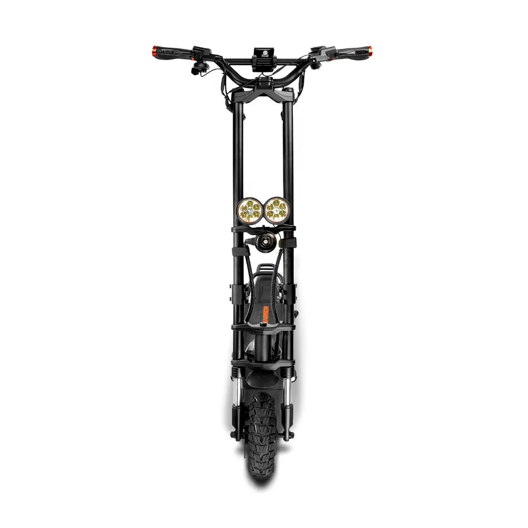 Izdelek na sliki je električni skiro, znamke Kaabo, model Wolf Warrior X GT. Na sliki je vidna sprednja stran skiroja, ki ima robustno konstrukcijo, široka kolesa in dve močni sprednji luči. Krmilo je opremljeno z ročicama za zaviranje ter digitalnim zaslonom, kar nakazuje na sodobno tehnologijo in funkcionalnost.