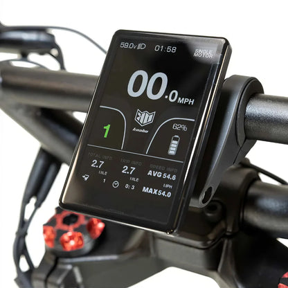 Izdelek je električni skiro, znamke Kaabo, model Wolf Warrior X GT. Na sliki je prikazan digitalni zaslon, ki prikazuje različne informacije, kot so hitrost, prevožena razdalja in stanje baterije. Zaslon je nameščen na krmilu skiroja, obdan z robustno strukturo, kar nakazuje na športno in zmogljivo naravo tega modela.