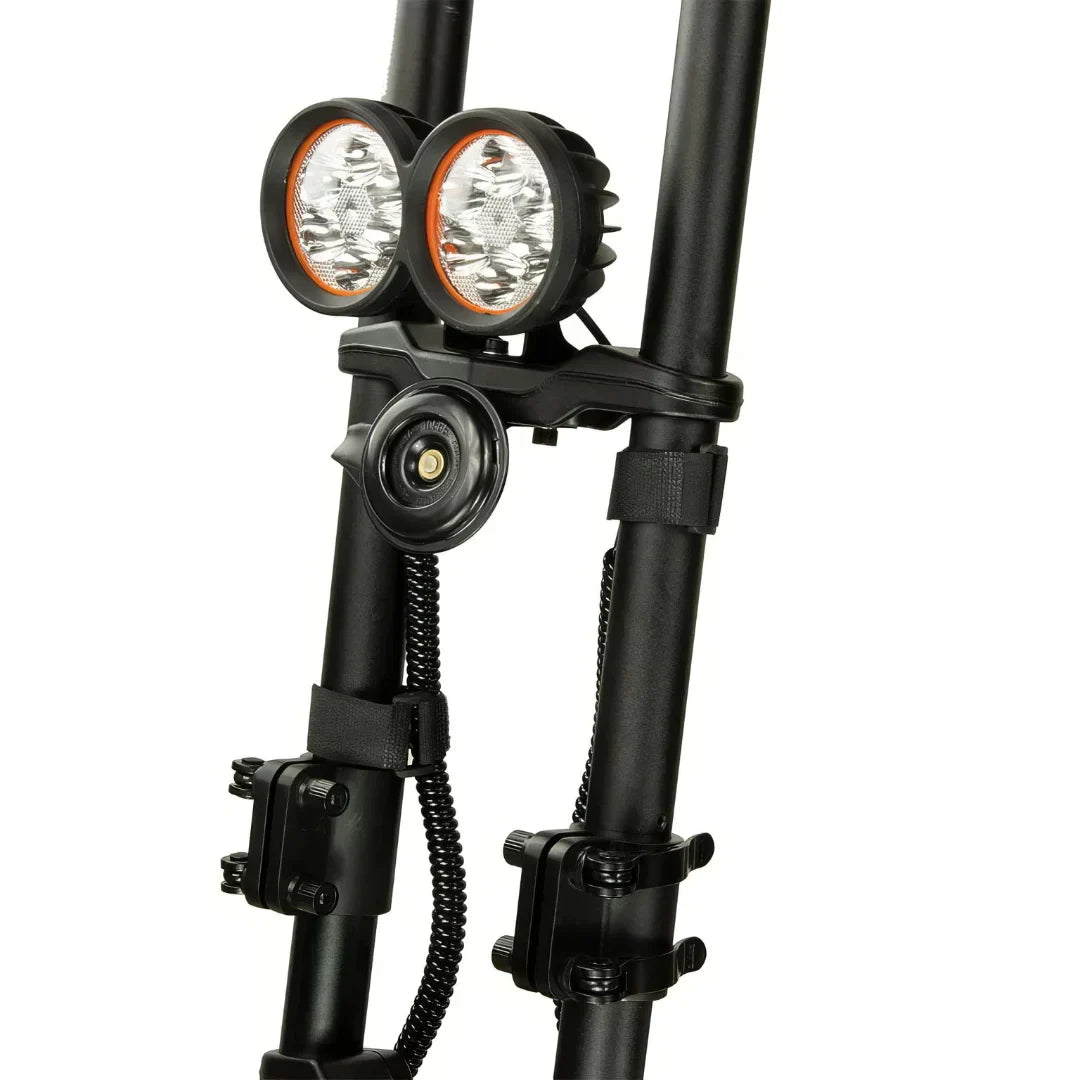 Izdelek je električni skiro, znamke Kaabo, model Wolf Warrior X GT. Na sliki so vidni prednji deli skiroja, vključno z dvema močnima LED lučema, ki zagotavljata dobro osvetlitev, ter dodatnimi elementi, ki omogočajo pritrditev različnih dodatkov. Konstrukcija je robustna in temno obarvana, kar nakazuje na trpežnost in zmogljivost skiroja.