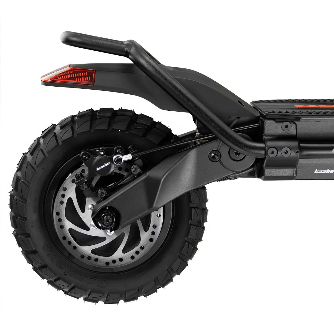 Od blizu posneto zadnje kolo in okvir električnega skiroja Kaabo Wolf Warrior X GT.