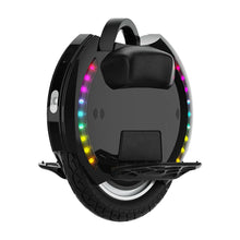 Na sliki je električni unicykel, model Kingsong 14D. Izdelek ima en kolesni sistem in je zasnovan za enostavno vožnjo. Vidna je črna površina z udobnim sedežem in LED lučmi, ki obdajajo kolo, kar daje modern videz. Kolo ima tudi zaščitno obrobo in robusten profil pnevmatike, kar omogoča boljšo stabilnost med vožnjo.