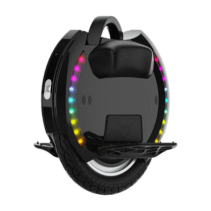 Na sliki je električni unicykel, model Kingsong 14D. Izdelek ima en kolesni sistem in je zasnovan za enostavno vožnjo. Vidna je črna površina z udobnim sedežem in LED lučmi, ki obdajajo kolo, kar daje modern videz. Kolo ima tudi zaščitno obrobo in robusten profil pnevmatike, kar omogoča boljšo stabilnost med vožnjo.